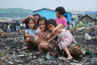 「応援！」積み重なるリスクに直面するフィリピンの人々